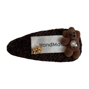 Braune Stoff-Haarklammer mit Plüschbär, goldener Schleife und Handmade-Label