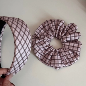 Detailansicht von Haarreif und Haargummi-Set mit rosa-weißem Karomuster aus Stoffgewebe