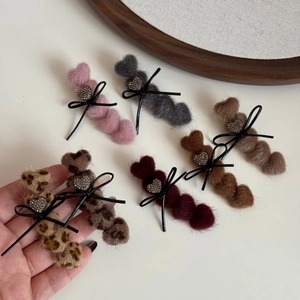Detailansicht der flauschigen Herz-Haarklammern mit Schleifen und Strass in vielen Farben