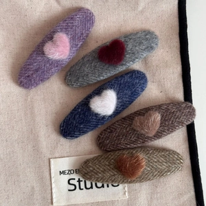 Five-piece set of oval tweed hair clips with plush heart decorations in autumn colors