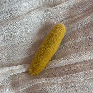 Detailansicht der ingwergelben Plüsch-Haarspange mit weicher Kunstfell-Textur