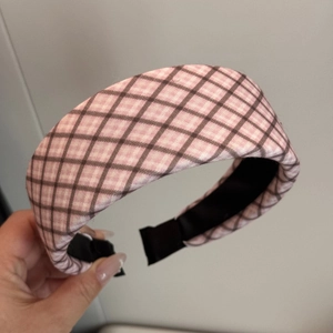 Detailansicht des karierten Stoffstirnbandes mit rosa-braunem Muster und Anti-Rutsch-Futter