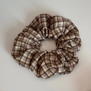 Makro-Detail eines elastischen Haargummis aus Karostoff mit Vintage-Textur
