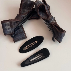 Détail d'un ensemble de pinces à cheveux à nœud écossais et barrettes en velours