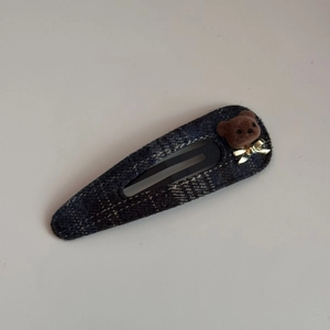 Détail de la barrette BB en denim bleu foncé avec un petit ours en peluche et un nœud doré