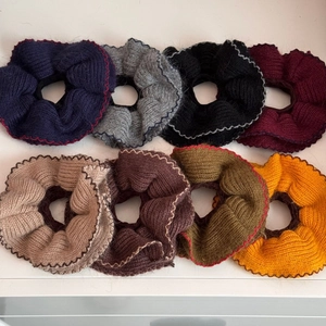 Dettaglio di 8 elastici per capelli in maglia con trama all'uncinetto e bordo a onde