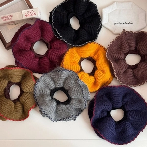 Eleganti elastici per capelli oversize in maglia in vari colori autunnali con bordi mossi