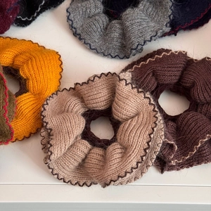Dettaglio di elastici per capelli in maglia colorata con bordi a contrasto e lana