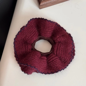 Macro di elastico per capelli in maglia bordeaux con bordi ondulati blu navy e trama spessa