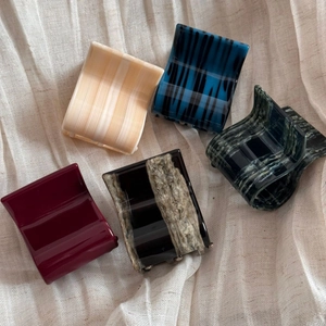 Five-piece set of small French acetate hair claws with premium marble and stripe patterns