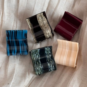 Five-piece set of small French acetate hair claws in various elegant marble patterns