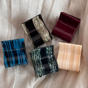 Detailed set of five tortoiseshell and marble texture acetate hair claws for half-tied hair