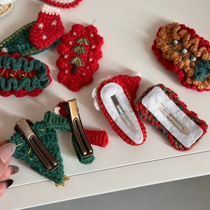 Détails de pinces à cheveux de Noël tricotées à la main avec motifs de fête