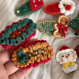 Barrettes de Noël au crochet faites main avec détails tricotés et accents de perles