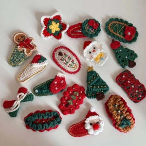 Détail de pinces à cheveux de Noël tricotées main avec motifs de Père Noël et sapin