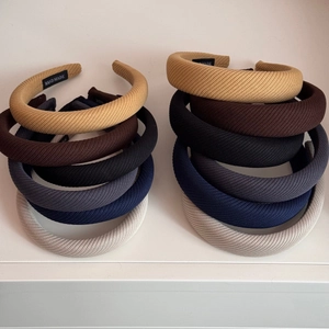 Serre-tête large en éponge tricotée pour femme en plusieurs couleurs avec étiquette