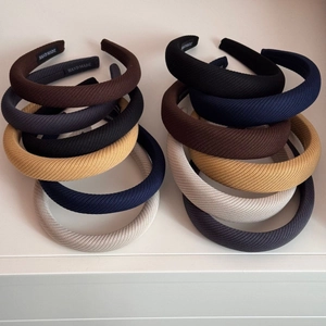 Détail de serre-têtes en éponge épaisse de couleurs variées avec texture tissée