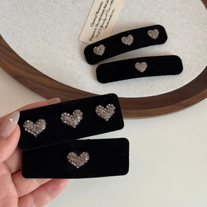 Barrettes à cheveux élégantes en velours noir avec décors de cœur en strass brillants