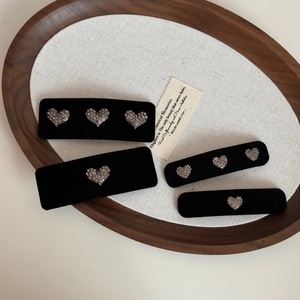 Barrettes à cheveux élégantes en velours noir avec des cœurs en strass argentés brillants