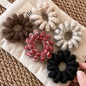 Élastiques spirale en peluche en 5 couleurs sur un sac en lin avec esthétique automnale