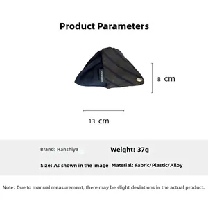 Detail showing the 13x8cm fabric triangle hair clip with Hanshiya brand parameters