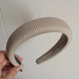 Détail d'un serre-tête en tissu sergé beige avec rembourrage et doublure intérieure