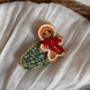 Vue détaillée de la barrette à cheveux bonhomme de pain d'épices au crochet sur base verte