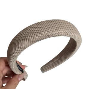 Serre-tête épais en éponge sergé beige pour un effet de volume sur le sommet