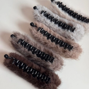 Set di cinque fermagli per capelli a banana in peluche in tonalità sfumate di marrone e grigio