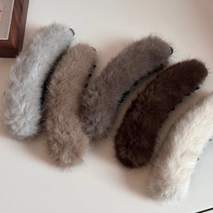 Cinque fermagli a banana in peluche ecopelliccia in tonalità neutre autunnali