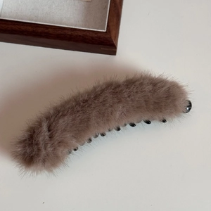 Dettaglio del fermaglio a banana in ecopelliccia con pettine nero interno per capelli