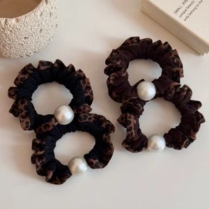 Leopard print scrunchies set with large pearls in black and brown vintage style