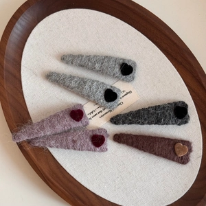 6-piece set of knitted heart hair clips in Morandi colors displayed on a wooden tray