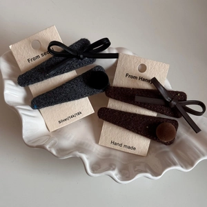 Elegant velvet hair clips set with leather bows and flocking balls on ceramic tray