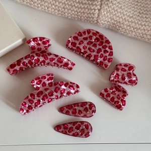 Detailed set of pink leopard print hair claws and clips in acetate with soft finish