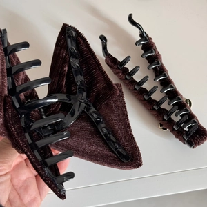 Détails de la pince à cheveux en velours marron et pince banane au style vintage