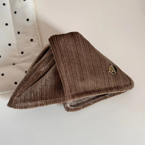 Vue détaillée de la pince à cheveux triangulaire en velours marron avec logo doré
