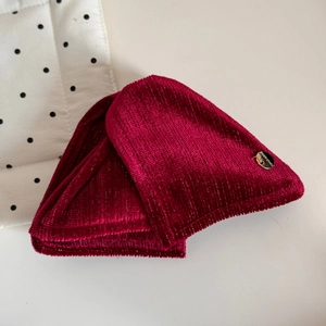 Détail de la pince à cheveux en velours rouge cerise avec scintillement et boucle