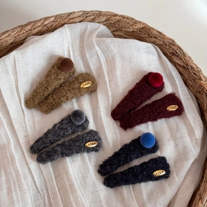 Vue détaillée de quatre ensembles de barrettes en peluche aux couleurs d'automne hiver
