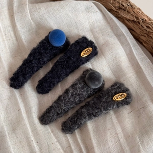 Lot de quatre pinces à cheveux en peluche style coréen avec étiquette dorée et pompons