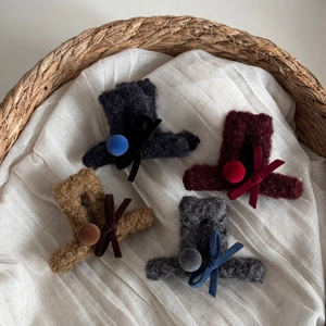 Set di quattro fermagli per capelli con fiocco in lana d'agnello nero, bordeaux e cammello