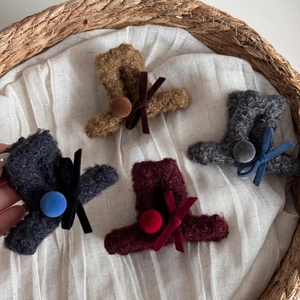 Dettaglio di quattro mini fermagli per capelli a cappello con pelliccia e fiocchi di velluto