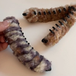 Dettaglio della texture in peluche e fibre sintetiche su fermagli a banana per capelli