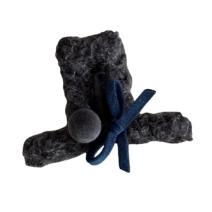 Pinza per capelli invernale in peluche grigio con fiocco blu e perla di velluto stile coreano