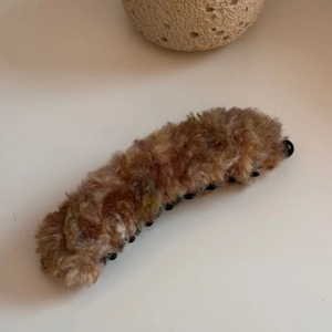 Dettaglio della clip per capelli a banana in peluche misto per acconciature invernali