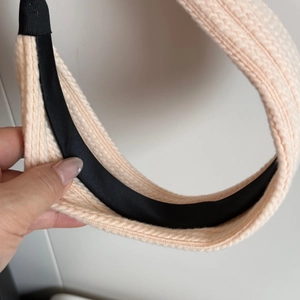 Primer plano de diadema de punto de rayas rosas con textura de gofre y forro negro