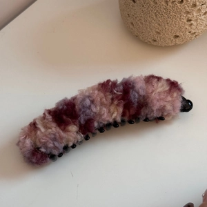 Vista macro dettagliata della trama di peluche e del motivo colorato sulla clip a banana