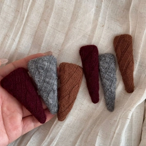 Knitted triangle hair clips set with cable-knit texture in burgundy, grey and caramel brown