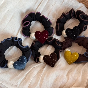 Set di 5 elastici per capelli con cuori e perle in colori retrò bordeaux e nero
