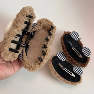 Détail de la pince à cheveux en peluche avec texture douce et clips assortis